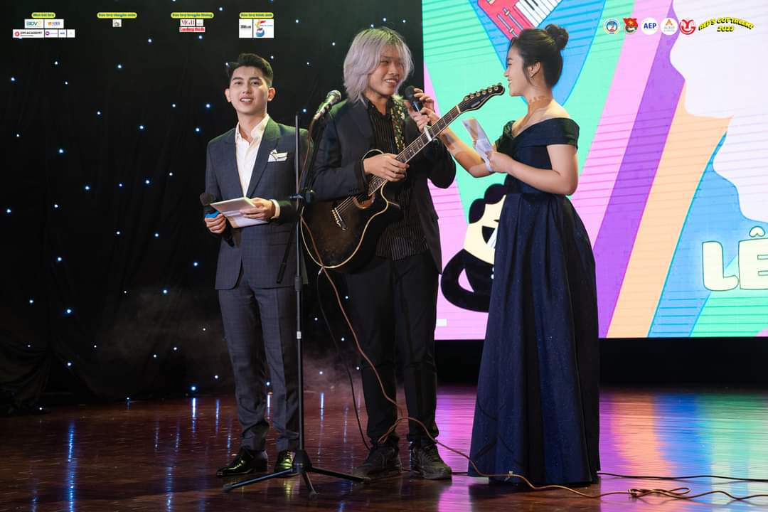 Ngoài việc học, cô là một MC tài năng tại nhiều sự kiện lớn nhỏ trong và ngoài trường tổ chức.