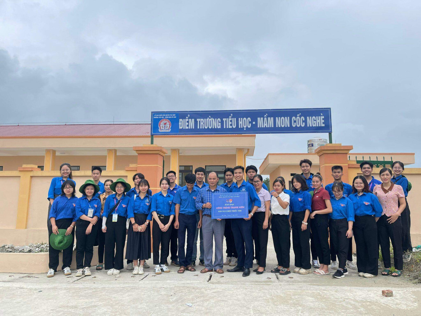 Nguyễn Văn Hưng - hy vọng món quà sẽ giúp các em có thêm động lực, chăm chỉ học tập và trở thành những chủ nhân tương lai của đất nước. Nguyễn Văn Hưng - hy vọng món quà sẽ giúp các em có thêm động lực, chăm chỉ học tập và trở thành những chủ nhân tương lai của đất nước.