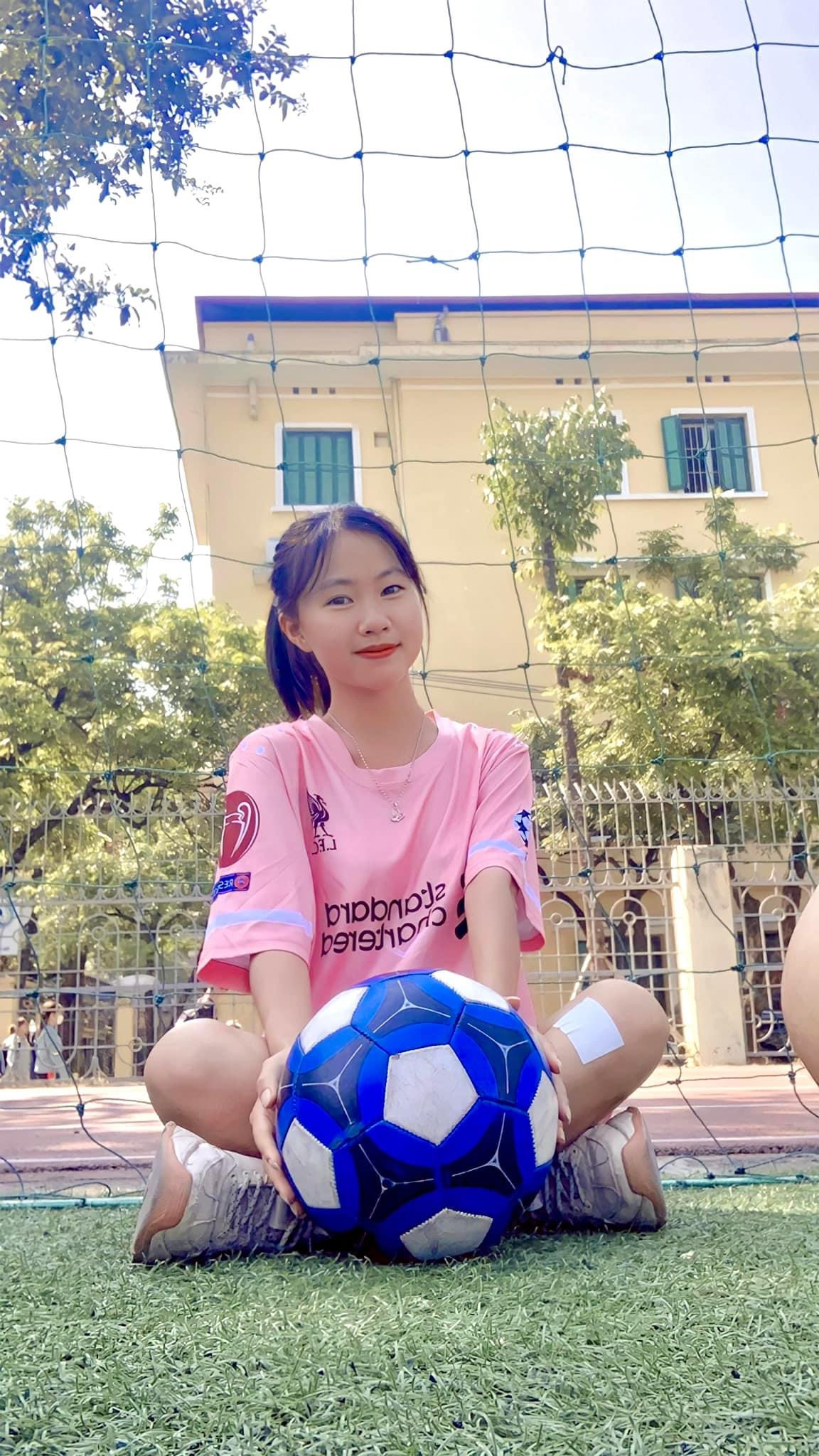 Cẩm Ly tham gia thi đấu tại Hội thao của Trường bộ môn bóng đá.