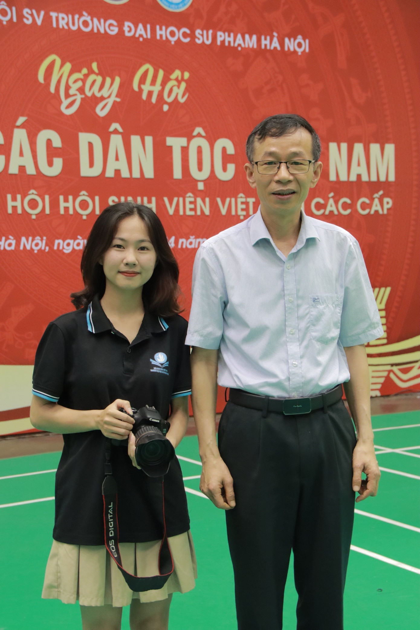 Tham gia Ngày hội Văn hoá các dân tộc Việt Nam và chụp ảnh cùng thầy Hiệu trưởng.