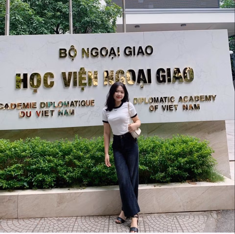 Bên cạnh việc hoạt động ngoại khóa, nữ sinh luôn chú trọng việc học tập trên lớp.