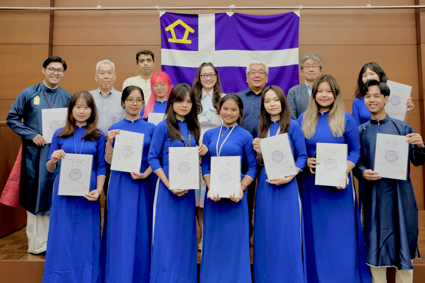 Đoàn sinh viên trao đổi Việt Nam - Nhật Bản nhận Certificate.