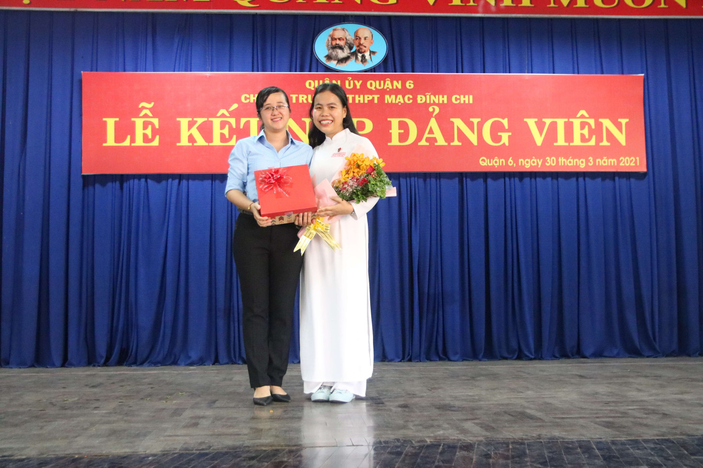 Tự hào được kết nạp vào hàng ngũ Đảng Cộng sản Việt Nam khi 18 tuổi.