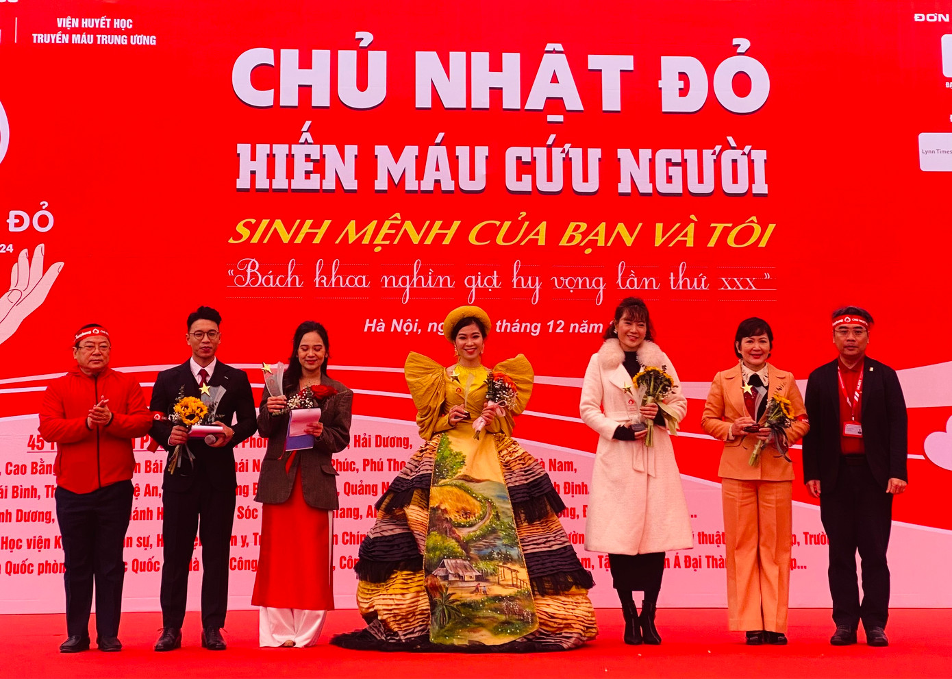 NSND Minh Hòa (thứ hai từ phải sang) nhận hoa và kỷ niệm chương từ Ban tổ chức Chủ Nhật Đỏ. NSND Minh Hòa (thứ hai từ phải sang) nhận hoa và kỷ niệm chương từ Ban tổ chức Chủ Nhật Đỏ.