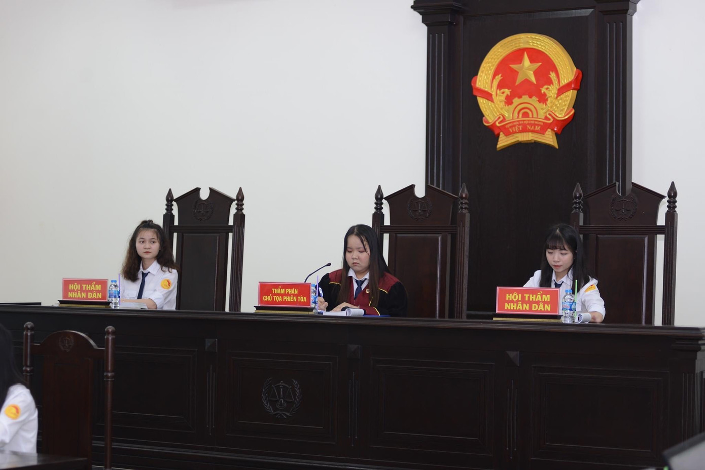 Phiên tòa được tiến hành theo các trình tự, thủ tục quy định trong Bộ luật Tố tụng Hình sự 2015 và các văn bản hướng dẫn liên quan.