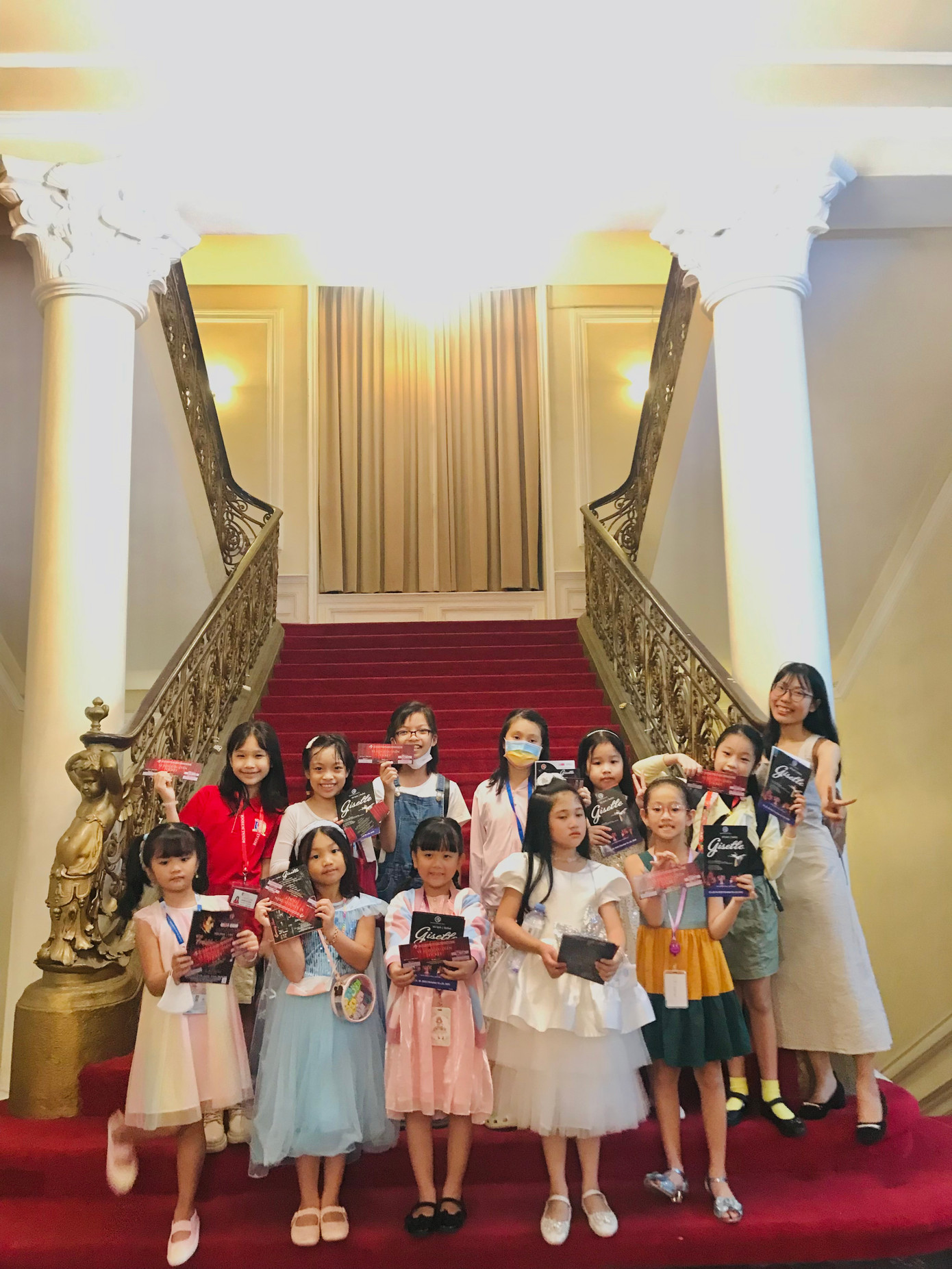 Hòa còn là cô giáo dạy múa và thường dẫn học trò của mình tham gia các hoạt động nghệ thuật.