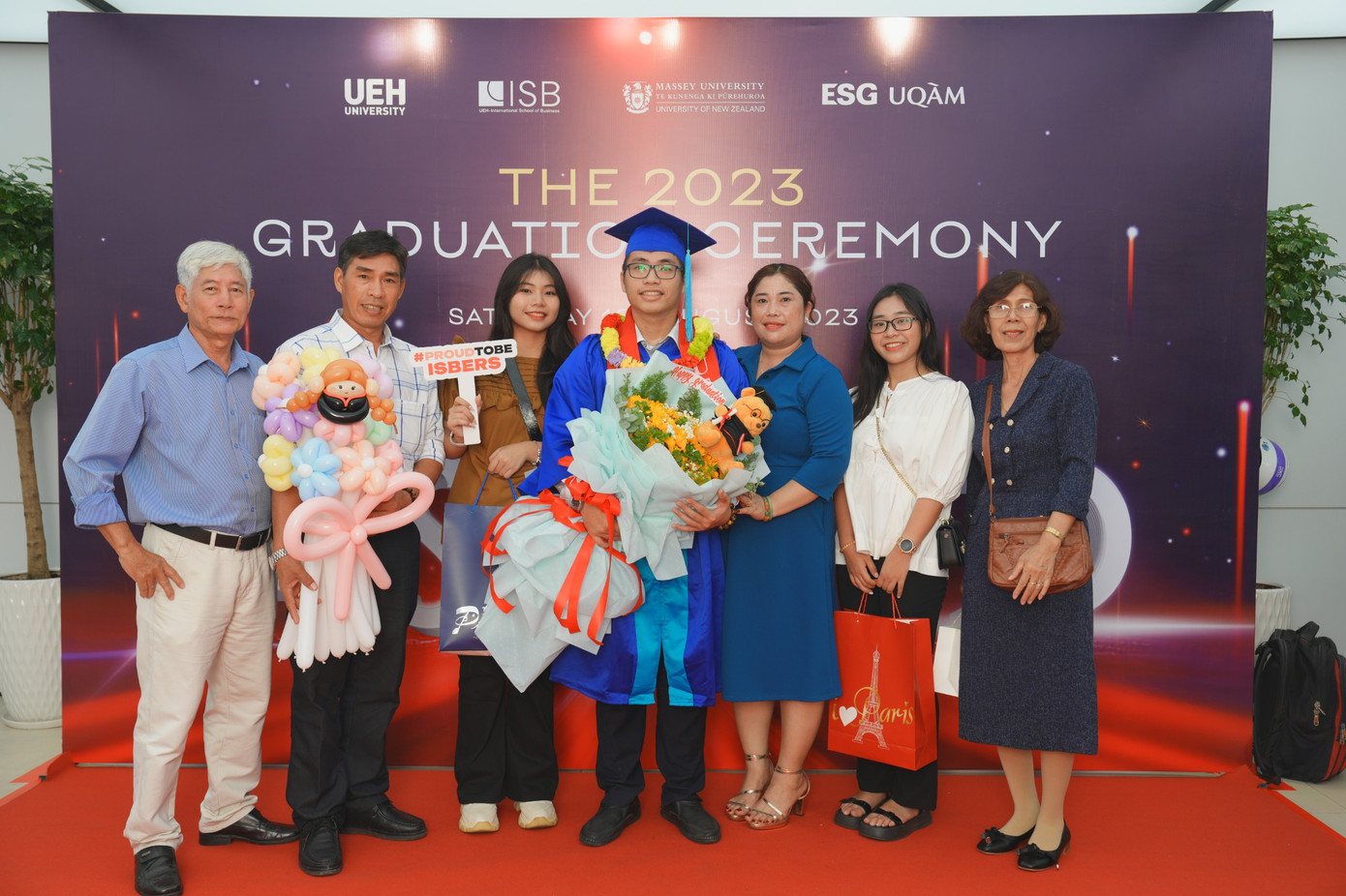 Phát và gia đình trong ngày tốt nghiệp. Phát và gia đình trong ngày tốt nghiệp.