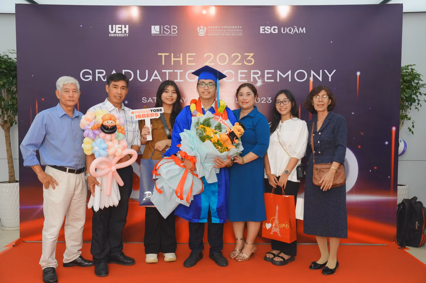 Phát và gia đình trong ngày tốt nghiệp.