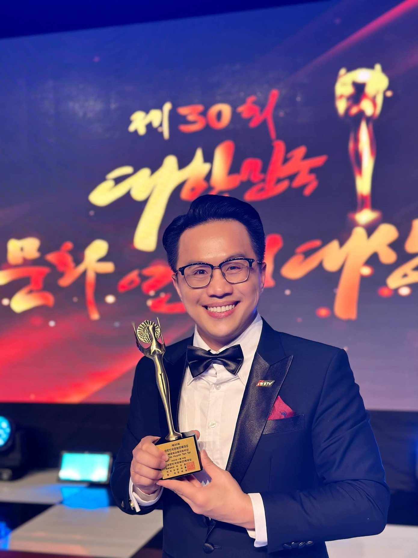 Nam BTV, MC nhận giải Vietnam Best Influencer Award tại Lễ trao Giải Văn hóa - Giải trí Hàn Quốc 2022.