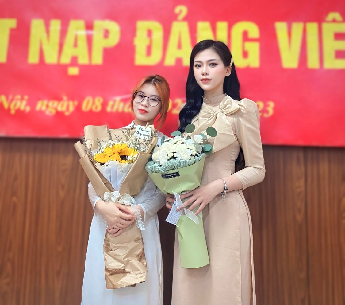 Hà Thu được kết nạp vào Đảng Cộng Sản Việt Nam, cô ý thức được trách nhiệm và nghĩa vụ của bản thân với cộng đồng.