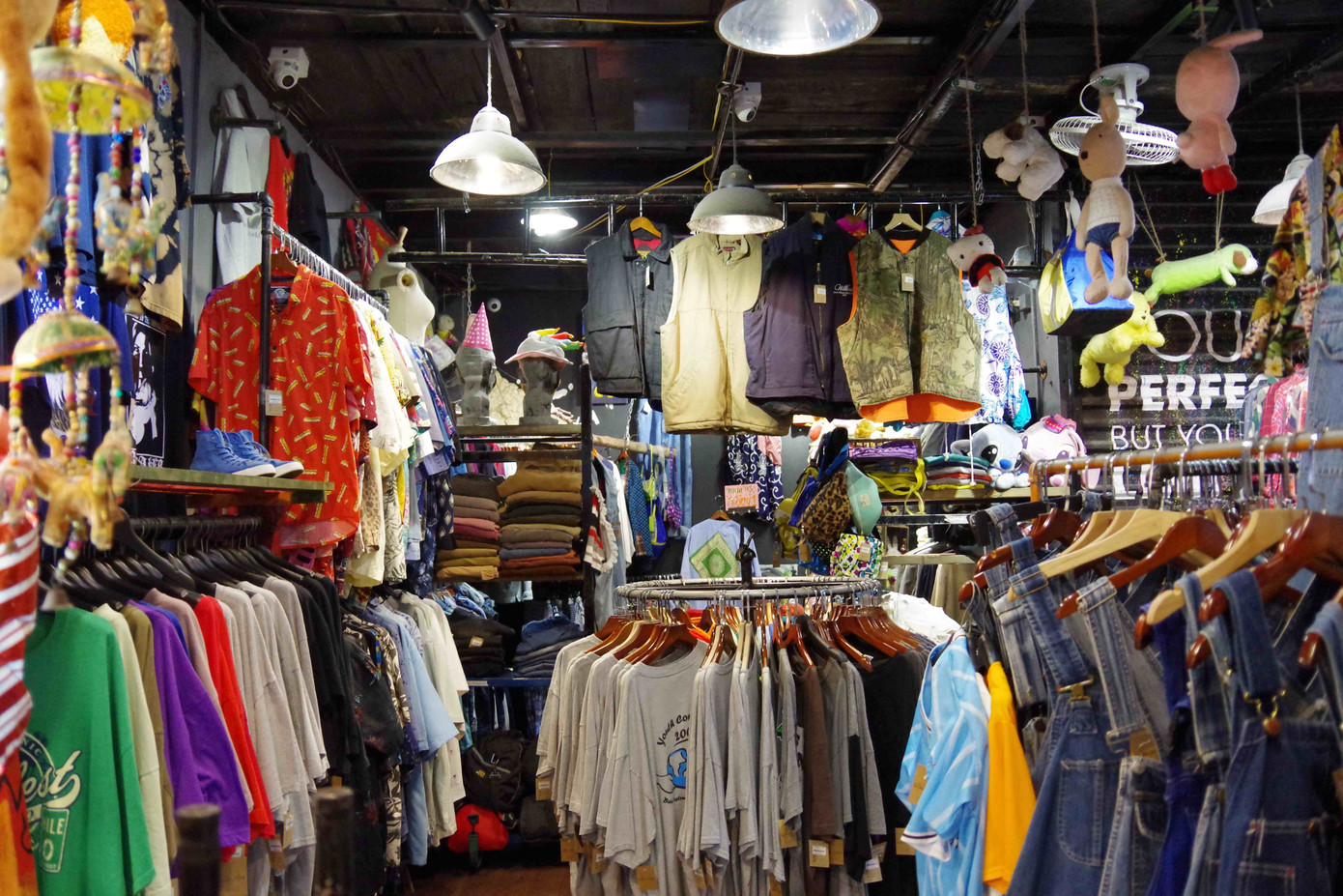 Các mẫu mã đa dạng thường thấy tại các cửa hàng Thrift đồ (Ảnh: Khánh Linh). Các mẫu mã đa dạng thường thấy tại các cửa hàng Thrift đồ (Ảnh: Khánh Linh).