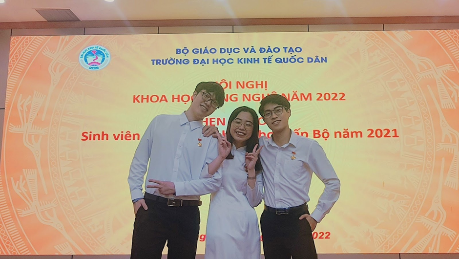 Ngọc Minh (ở giữa) cùng đồng đội tại Lễ trao giải Nghiên cứu khoa học sinh viên cấp Bộ năm 2022. Ngọc Minh (ở giữa) cùng đồng đội tại Lễ trao giải Nghiên cứu khoa học sinh viên cấp Bộ năm 2022.
