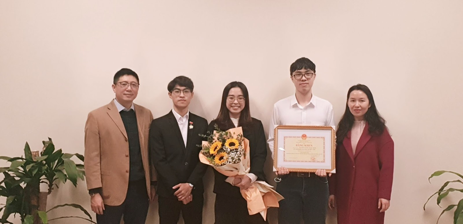 Ngọc Minh cùng Bằng khen của Bộ trưởng Bộ Giáo dục và Đào tạo. Ngọc Minh cùng Bằng khen của Bộ trưởng Bộ Giáo dục và Đào tạo.