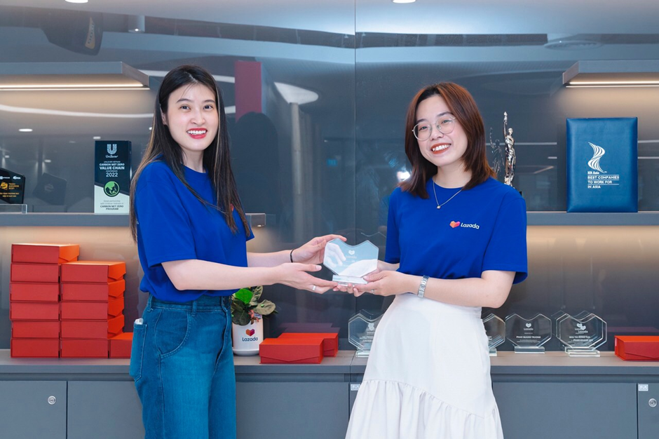 Ngọc Minh vinh dự được nằm trong top 25 sinh viên toàn quốc nhận Học bổng của Lazada. Ngọc Minh vinh dự được nằm trong top 25 sinh viên toàn quốc nhận Học bổng của Lazada.