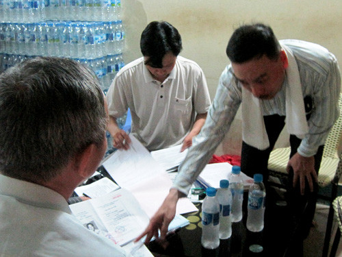 Ông Thành chủ quản lý cơ sở massage đang cãi cùn với Đoàn kiểm tra