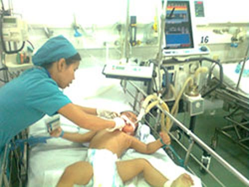 Những hóa chất, phụ gia độc hại đựng trong chai lọ nên để xa tầm tay của trẻ. Ảnh: BV cung cấp