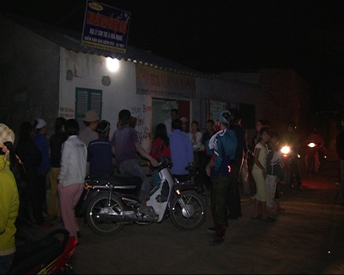 Trời tối dần nhưng dòng người vẫn không ngớt đổ về nhà Bích Phương