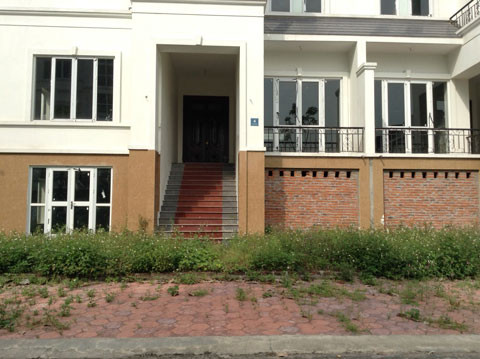 Cỏ mọc um tùm khắp các căn biệt thự tiền tỷ do khách hàng không thể thanh toán nốt phần tiền còn lại