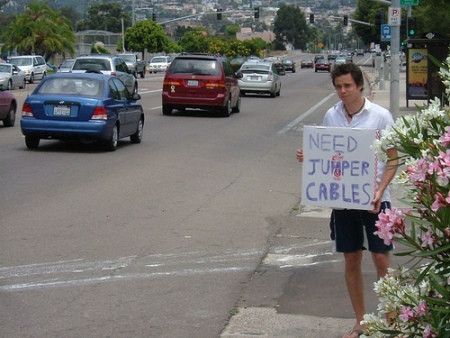 “Cần mượn cáp đấu nối ắc-quy”. Ảnh: Flickr “Cần mượn cáp đấu nối ắc-quy”