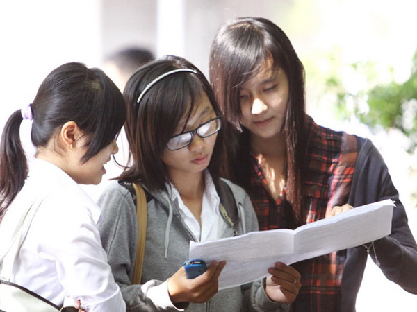 Thí sinh trao đổi bài sau khi xong môn Lý tại điểm thi trường THPT Bùi Thị Xuân Q1, TP.HCM của trường CĐ Kinh tế Đối Ngoại sáng 15-7 - Ảnh: Như Hùng (Tuổi Trẻ)