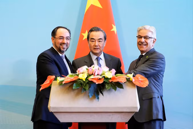 Bị Mỹ quay lưng, Pakistan quay sang 'ôm' Trung Quốc ảnh 1