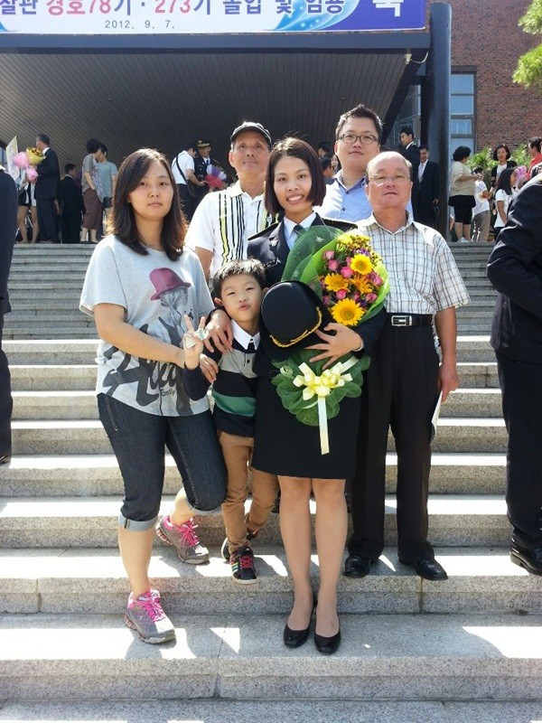 Chị Lan chụp ảnh lưu niệm cùng gia đình nhà chồng trong ngày lễ tốt nghiệp