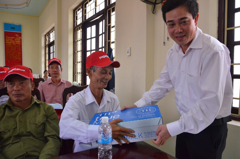 Bí thư tỉnh đoàn Thái Bình, Nguyễn Văn Huy thăm hỏi và tặng quà các thương bệnh binh