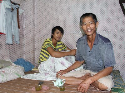 Ông Vũ Ngọc Hiệu cùng con trai Vũ Chí Đường trong phòng trọ ở gần cầu Định Công