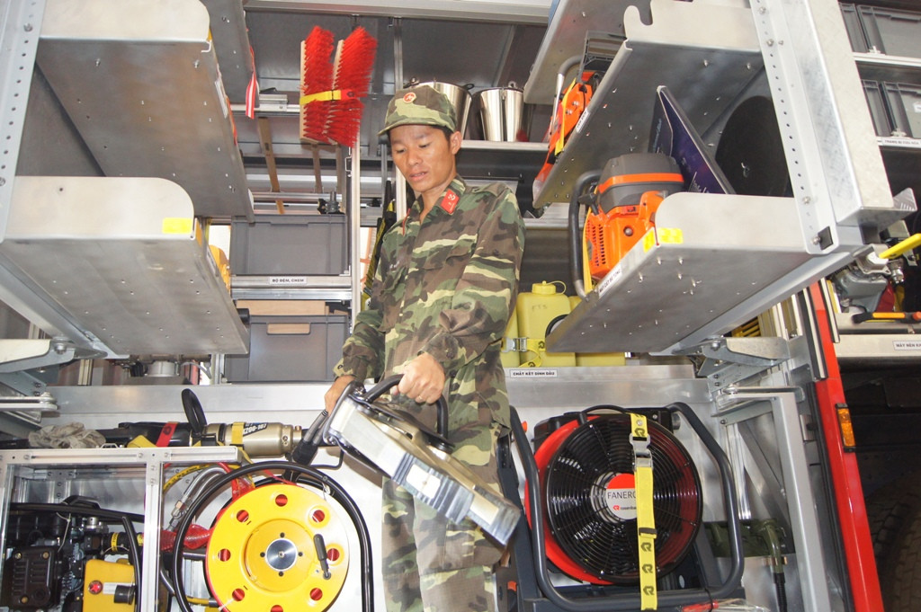 Thiếu úy Lê Văn Tuấn (lái xe cứu hộ đa năng nhập khẩu từ Đức, trị giá khoảng 20 tỷ đồng, với hàng trăm thiết bị chuyên dụng trên xe) giới thiệu thiết bị nâng bê tông khi thực hiện nhiệm vụ cứu hộ