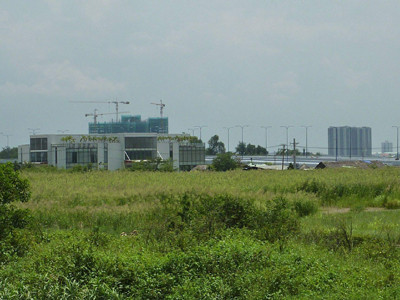 Công viên phần mềm Thủ Thiêm vẫn chỉ là khu đất cỏ mọc um tùm . Ảnh: Hà Phan Công viên phần mềm Thủ Thiêm vẫn chỉ là khu đất cỏ mọc um tùm