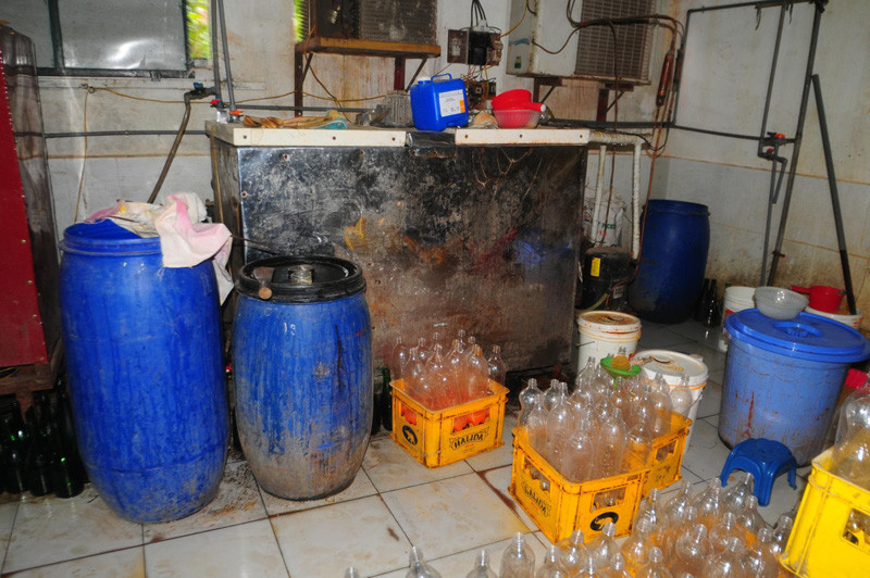 Nơi chế biến rượu giả. Ảnh: Tuấn Nguyễn