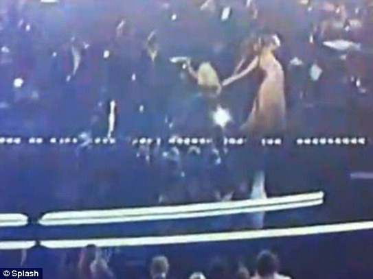 Tuy nhiên khi kết thúc tiết mục cô lại bị trượt ngã và phải nhờ đến các bạn diễn đỡ dậy