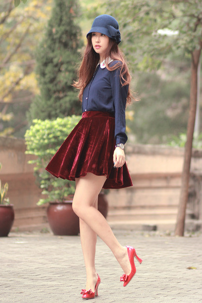 Mix váy ngắn cùng với tất cao quá đầu gối sẽ đem lại cho bạn vẻ dễ thương mà vẫn rất cá tính. Vẻ đẹp dịu dàng và dễ thương của chân váy xòe kết hợp với vẻ đẹp thanh lịch của áo sơ mi tạo nên một phong cách cực hoàn hảo. Váy ngắn + áo pull = một phong cách đậm chất teen Thêm áo khoác nhẹ nhàng cho ngày trở gió Áo sơ mi diện trong áo len hoặc áo pull mix cùng chân váy sẽ đem lại cho bạn vẻ trẻ trung thanh lịch.