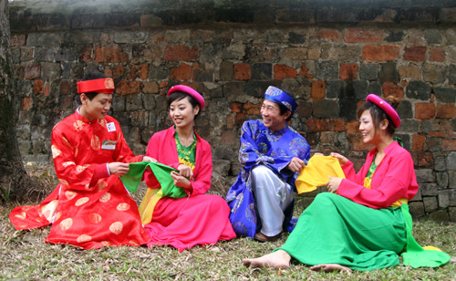 Hài hòa áo the khăn xếp với yếm thắm, áo mớ ba mớ bảy