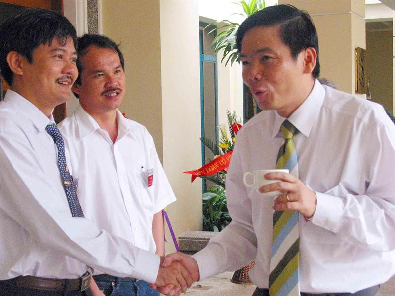 Quang cảnh Đại hội Nhiều vấn đề "nóng" làm đại biểu... khát Tâm sự phút giải lao Phút tâm tư của ông Phạm Ngọc Viễn ĐB Võ Quốc Thắng, Đoàn Nguyên Đức thảo luận các vấn đề ngoài hành lang LS Hải: "Tôi mà được mỗi 1 phiếu là tại anh đấy nhé!" Chủ tịch VFF khóa 4 Mai Liêm Trực trả lời phỏng vấn truyền hình LS Hải và ông Ngô Tử Hà: "Em xin bác chia sẻ tí kinh nghiệm" Cân nhắc kỹ trước khi đặt bút phiếu Được rồi, đã bỏ phiếu xong 116 đại biểu bỏ phiếu chọn BCH mới Hòm phiếu đầy đủ trước khi kiểm phiếu