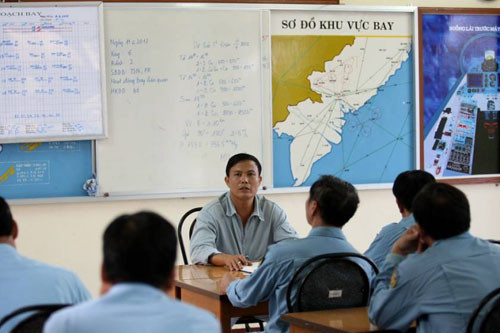 Trung đoàn trưởng họp giao nhiệm vụ - Ảnh: Bạch Dương 