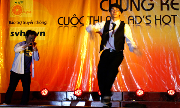 Hay kết hợp nhạc kịch và thổi kèn lá của cặp đôi Bùi Tuấn Trung - Lầu Bá Xa