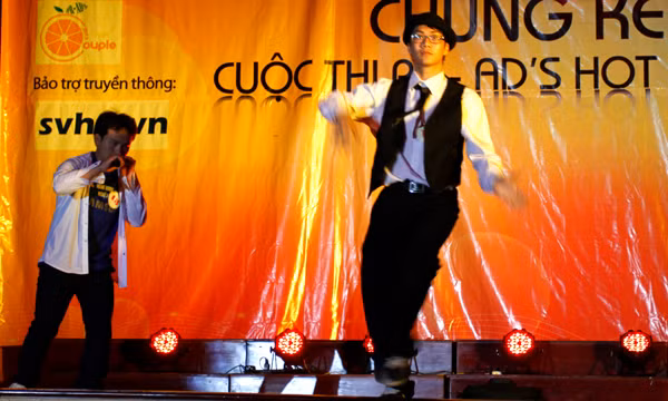 Hay kết hợp nhạc kịch và thổi kèn lá của cặp đôi Bùi Tuấn Trung - Lầu Bá Xa