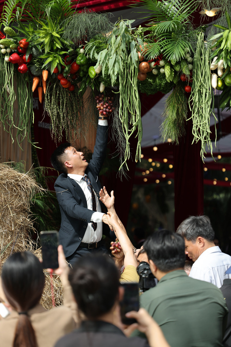 Chú rể chia rau củ quả cho khách khứa mang về.