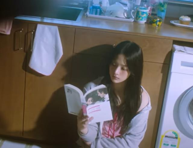 Minji - thành viên nhóm nhạc đình đám nữ NewJeans, được nhìn thấy đọc tiểu thuyết kinh điển "The Age of Innocence" trong video ca nhạc "Bubble Gum". Ảnh chụp từ kênh YouTube của HYBE Minji - thành viên nhóm nhạc đình đám nữ NewJeans, được nhìn thấy đọc tiểu thuyết kinh điển "The Age of Innocence" trong video ca nhạc "Bubble Gum". Ảnh chụp từ kênh YouTube của HYBE