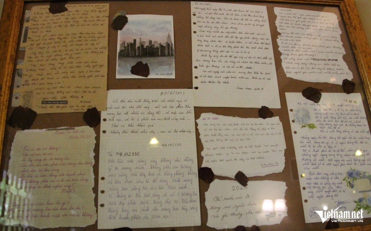 Những bức thư tay được khách lưu lại tại Trạm Ôm một cái. Ảnh: Hà Nguyễn