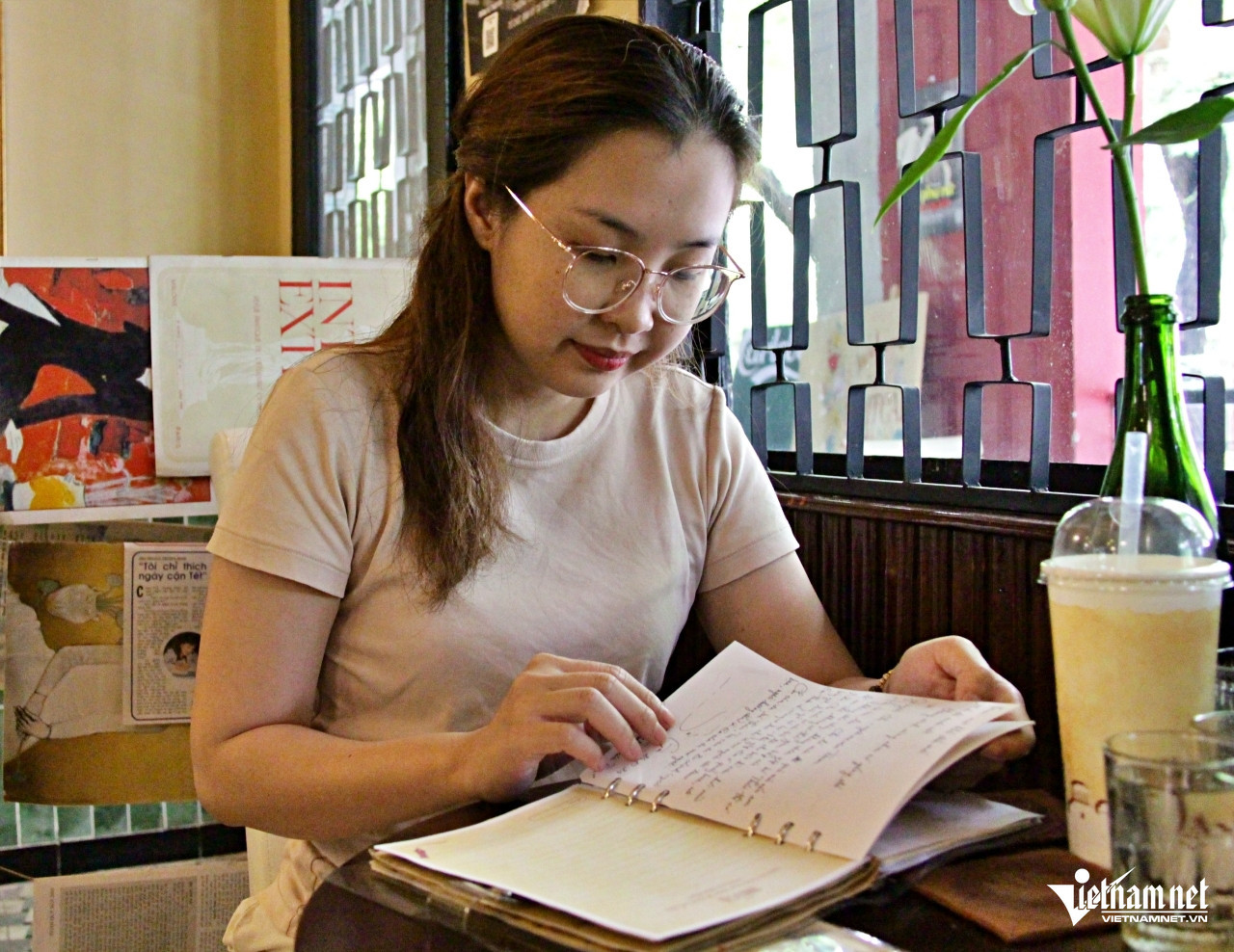 Hạnh thường dành thời gian đọc tâm sự của khách và đưa ra những hướng hỗ trợ, chia sẻ. Ảnh: Hà Nguyễn