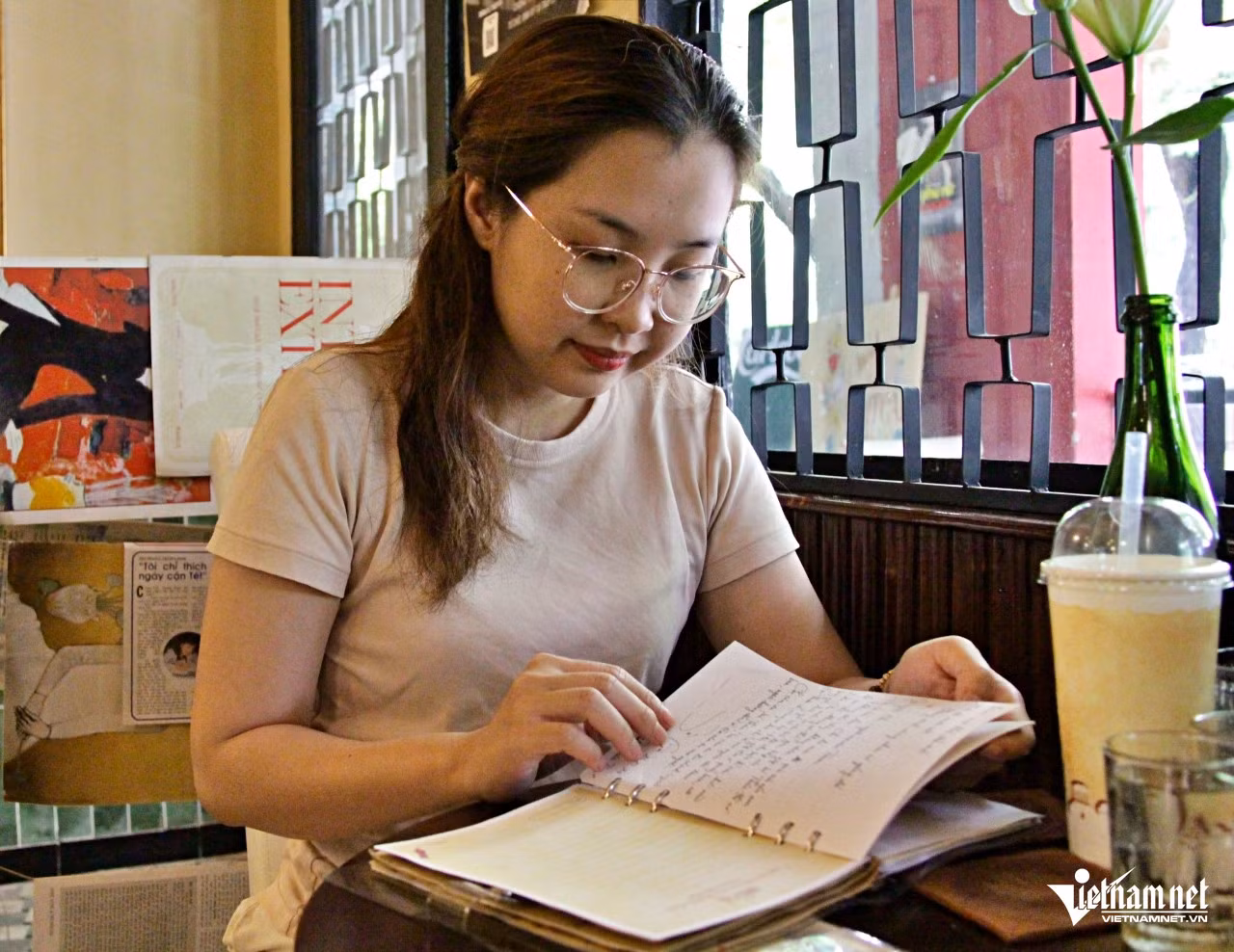 Hạnh thường dành thời gian đọc tâm sự của khách và đưa ra những hướng hỗ trợ, chia sẻ. Ảnh: Hà Nguyễn Hạnh thường dành thời gian đọc tâm sự của khách và đưa ra những hướng hỗ trợ, chia sẻ. Ảnh: Hà Nguyễn