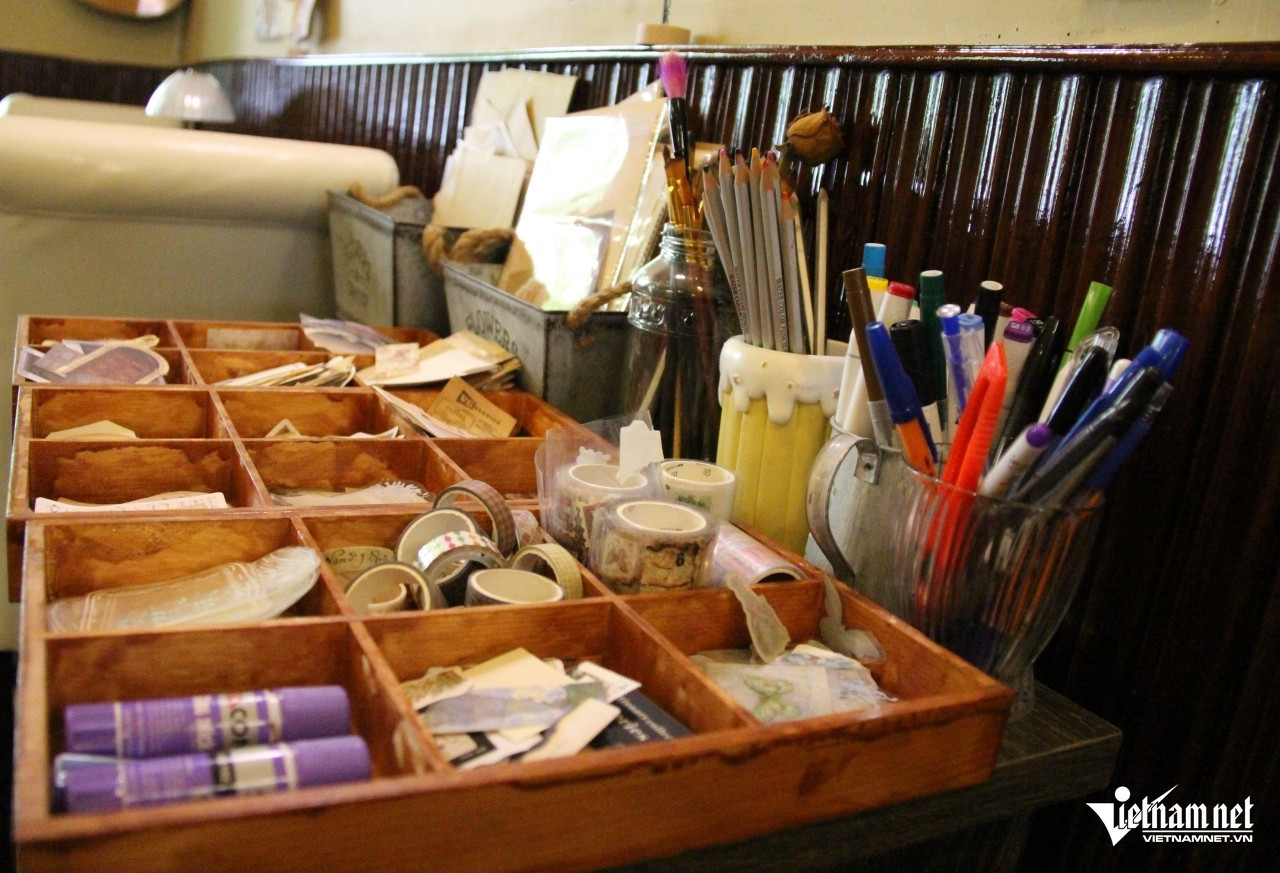 Vật dụng để khách đến trạm sử dụng viết thư tay. Ảnh: Hà Nguyễn