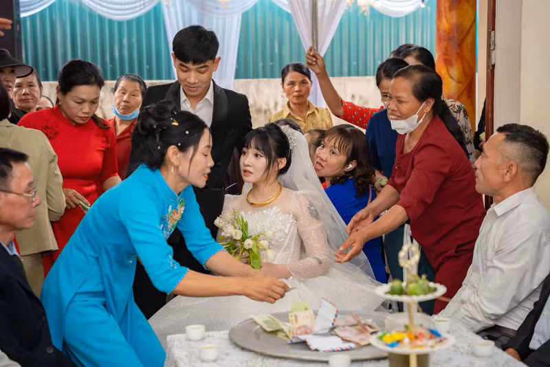 Khoảnh khắc mọi người trao tiền mừng dâu cho Thanh Vân. Ảnh: NVCC Khoảnh khắc mọi người trao tiền mừng dâu cho Thanh Vân. Ảnh: NVCC