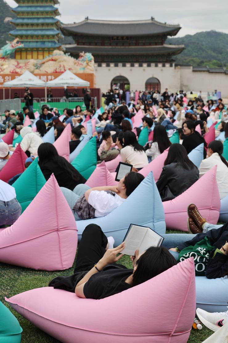 Người trẻ thích đọc sách và thư giãn tại một thư viện ngoài trời tạm thời được dựng lên ở Quảng trường Gwanghwamun, Quận Jongno, Seoul, ngày 21 tháng 4. Đọc sách gần đây đã trở thành một hoạt động văn hóa thời thượng với thế hệ trẻ. Ảnh: Yonhap Người trẻ thích đọc sách và thư giãn tại một thư viện ngoài trời tạm thời được dựng lên ở Quảng trường Gwanghwamun, Quận Jongno, Seoul, ngày 21 tháng 4. Đọc sách gần đây đã trở thành một hoạt động văn hóa thời thượng với thế hệ trẻ. Ảnh: Yonhap