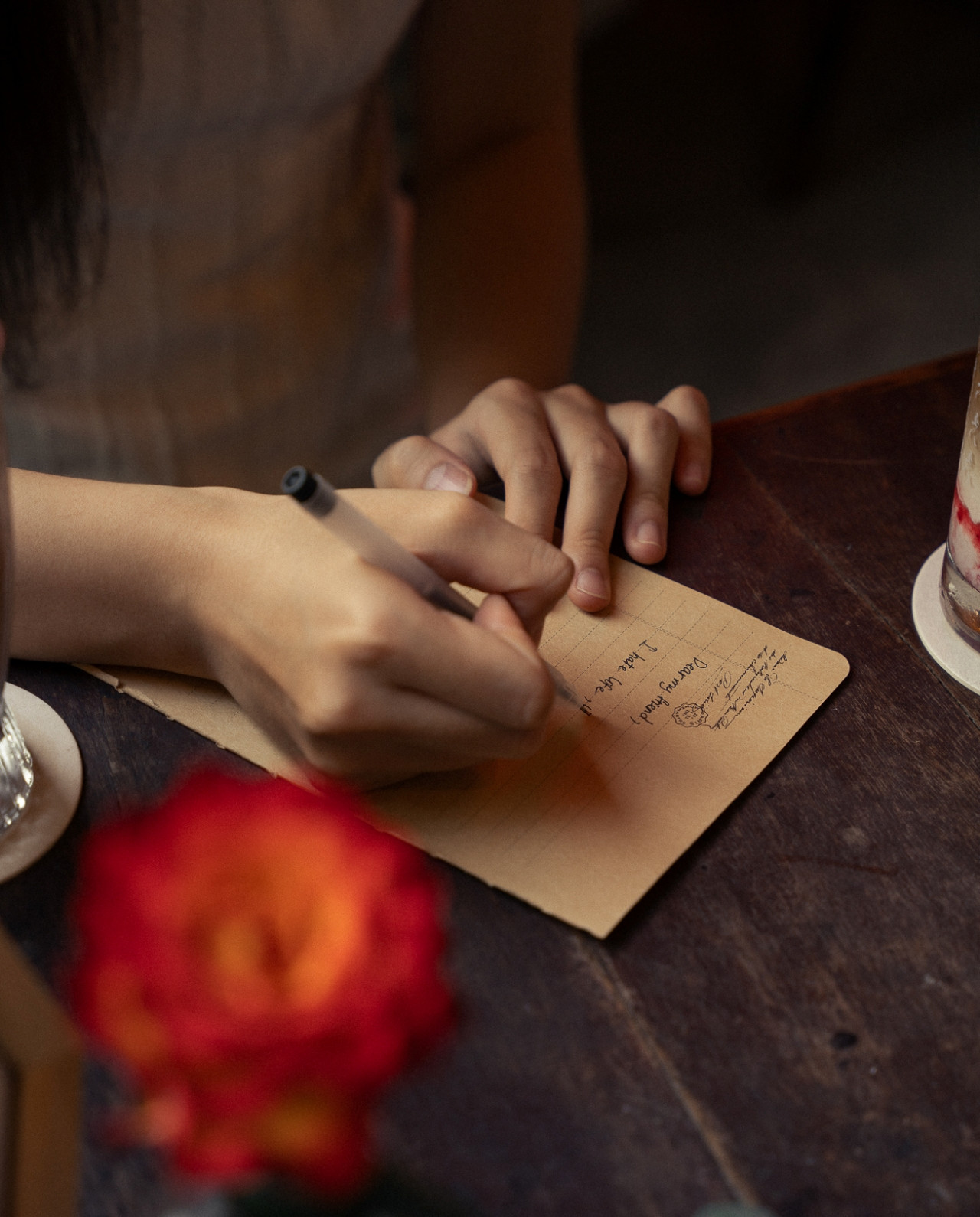 Cô gái đến Trạm Ôm một cái để viết ra những tâm tư của lòng mình. Ảnh: Nhân vật cung cấp