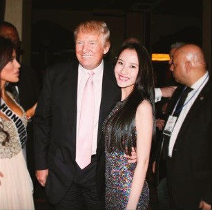 Cô gái Việt chụp ảnh cùng ông Donald Trump trong một sự kiện năm 2016. Cô gái Việt chụp ảnh cùng ông Donald Trump trong một sự kiện năm 2016.