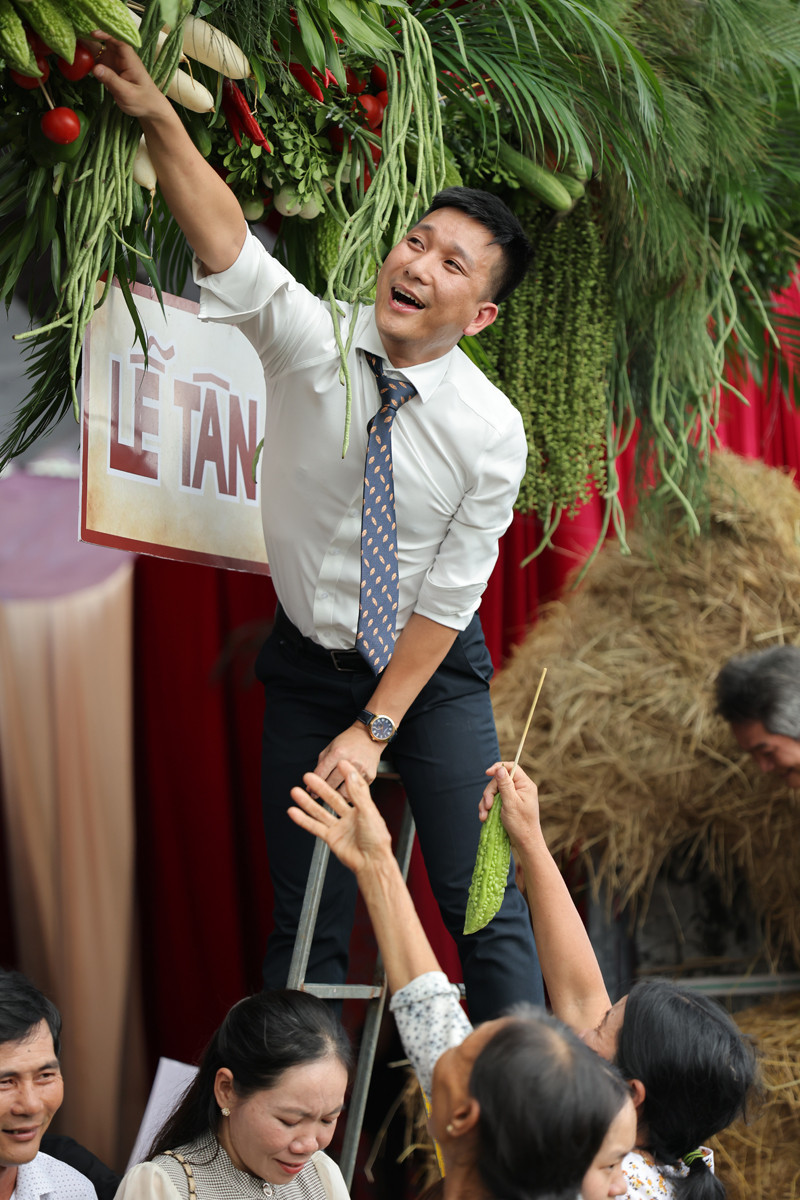 Chú rể chia rau củ quả cho khách khứa mang về.