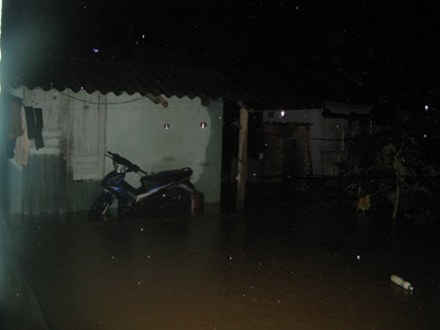 Nước lũ đã làm ngập nhiều nhà dân ở Ngọc Phụng. Ảnh: Hoàng Lam